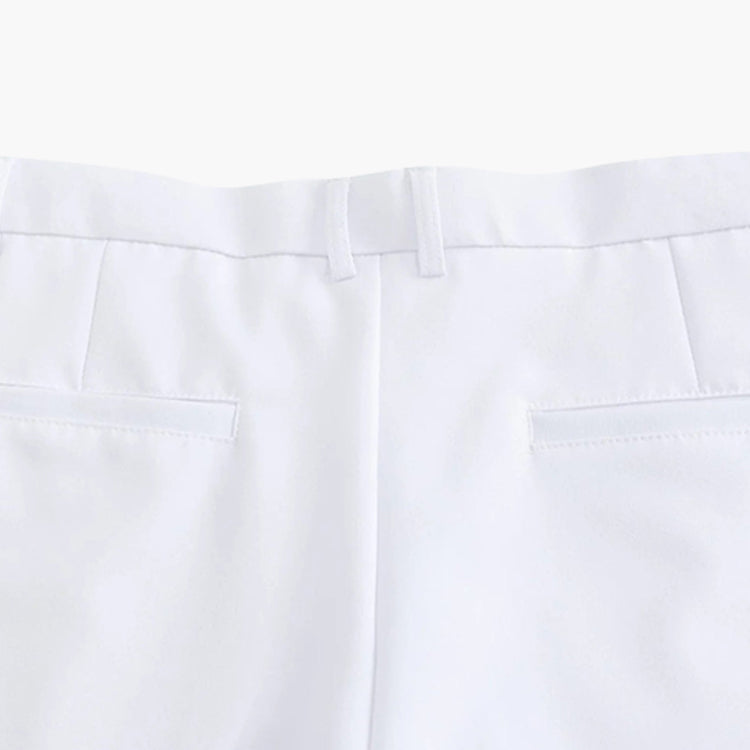 Close-up van de subtiel geïntegreerde zijzak van de pantalon, zowel praktisch als esthetisch verantwoord.