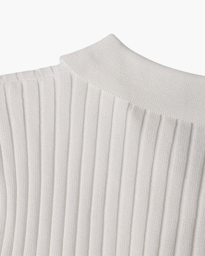 Wit poloshirt voor heren, opvouwbeeld dat de kwaliteit van de stof en plooibaarheid benadrukt.
