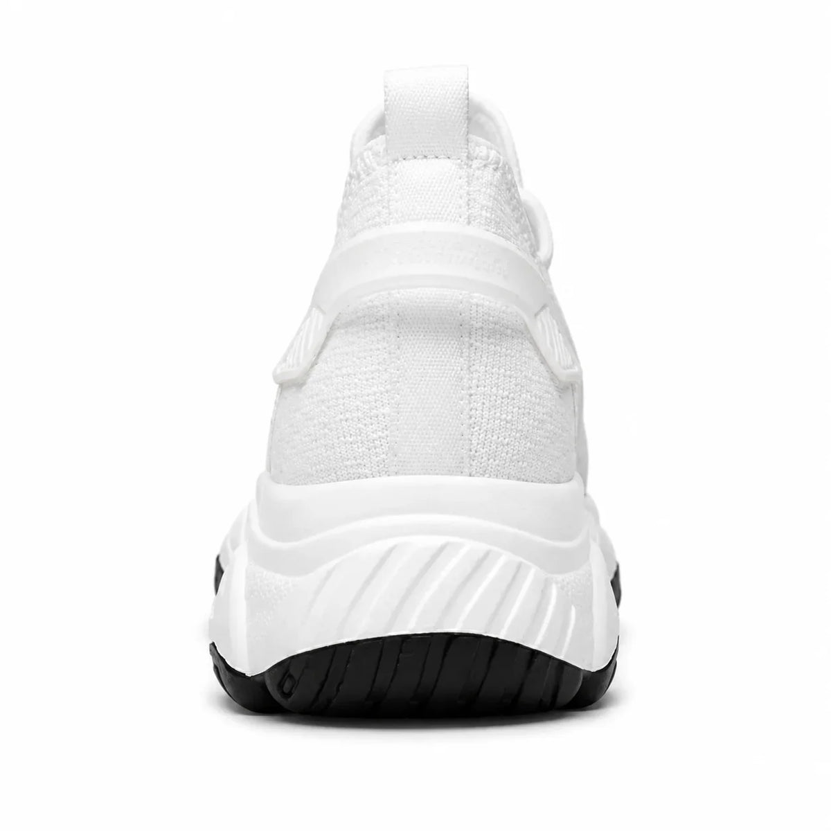Stijlvol zijaanzicht van de zwarte Amara sneakers, met een duidelijke weergave van de subtiele hoogteverhoging.