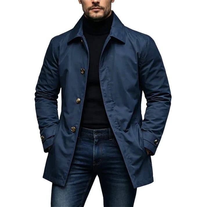 Zijaanzicht van de middellange herenjas, toont de pasvorm over een casual outfit.