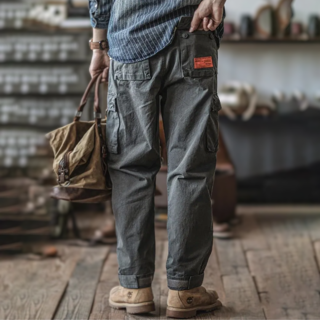 Model toont hoe de verstelbare enkelbandjes van de Kees broek kunnen worden aangetrokken voor een taps toelopende look.