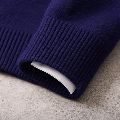 Lifestyle foto van de Denzel trui, gedragen tijdens een herfstige wandeling, comfortabel en warm.