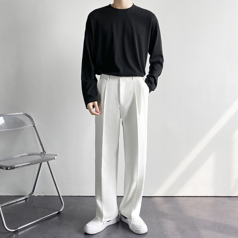 De zwarte pantalon gedragen door een model in een zakelijke kantooromgeving, straalt pure professionaliteit uit.