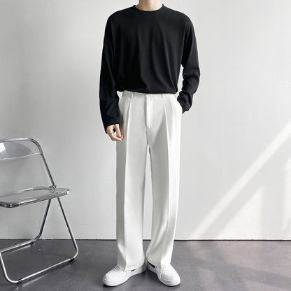 De zwarte pantalon gedragen door een model in een zakelijke kantooromgeving, straalt pure professionaliteit uit.