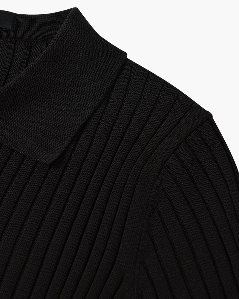 Wit katoenmix poloshirt voor heren, close-up van de borststreek met het ribbelpatroon, unieke textuur.