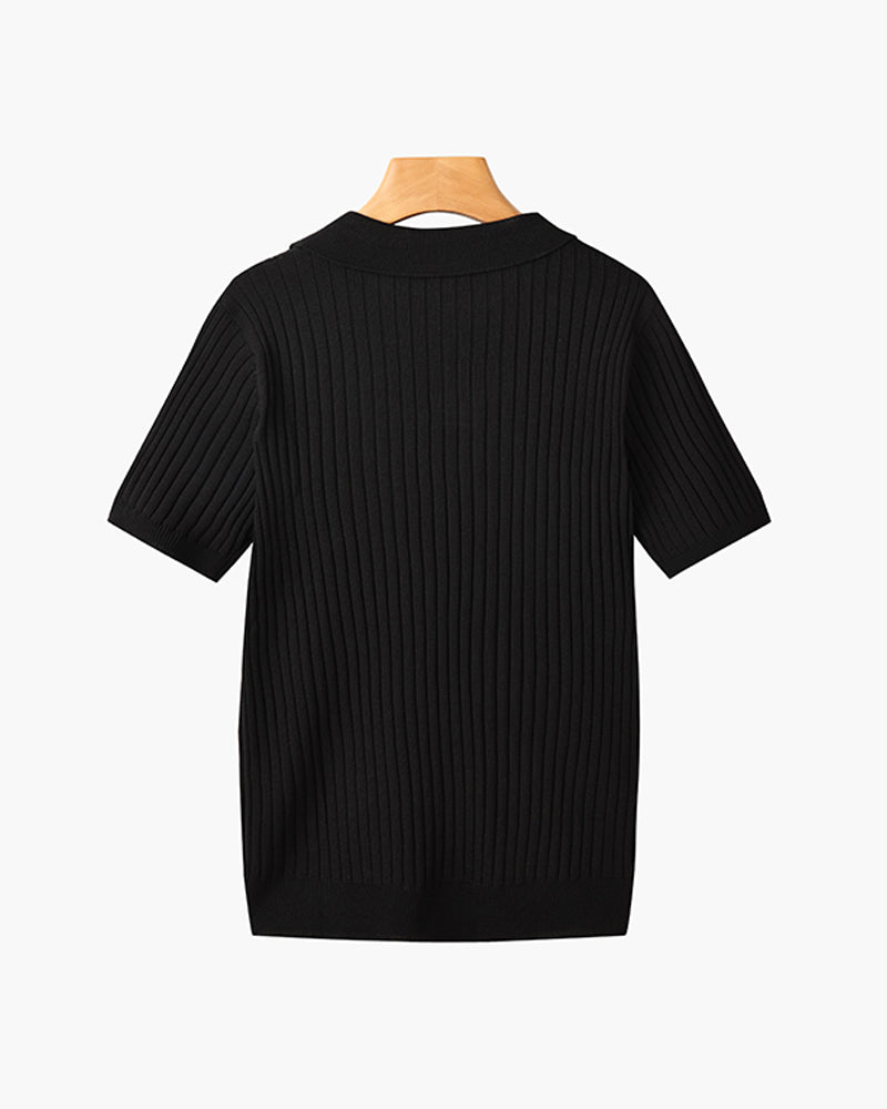 Zwart katoenmix poloshirt gedragen door een man die naar de zijkant kijkt, profiel van de drager.