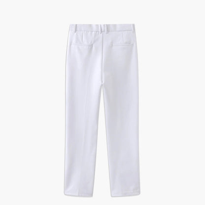 Detail van de broekspijp van de pantalon, met focus op de strakke lijn en de professionele afwerking aan de zoom.
