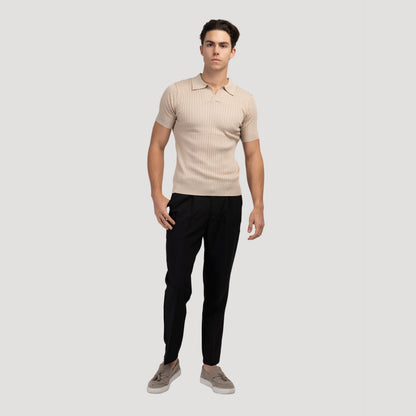 Beige geribbeld poloshirt, op een mannequin, toont de klassieke pasvorm en proporties van het shirt.
