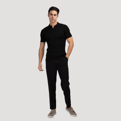 Zwart geribbeld poloshirt, op een houten oppervlak, natuurlijke en rustieke setting voor het shirt.