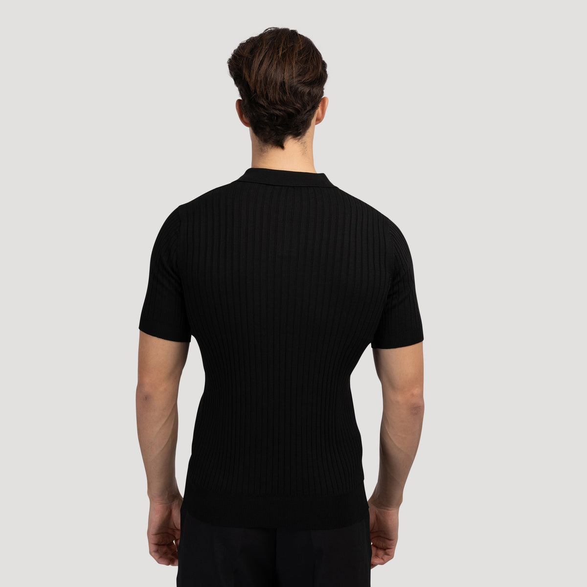 Wit herenpoloshirt, studio-opname met zachte verlichting, benadrukt de stofkwaliteit en kleur.