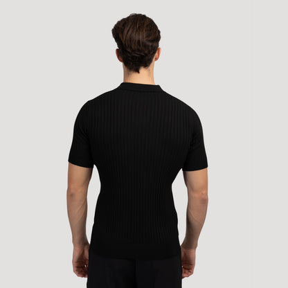 Wit herenpoloshirt, studio-opname met zachte verlichting, benadrukt de stofkwaliteit en kleur.