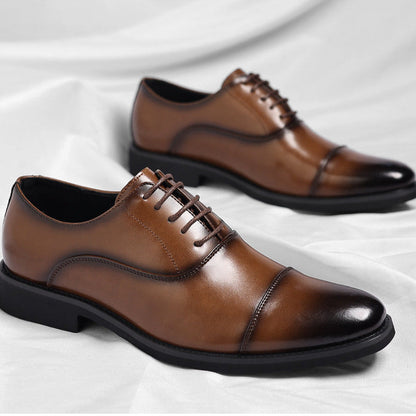 Detailopname van de gepolijste afwerking van de bruine Jelte leren herenschoenen, met subtiele stiksels.