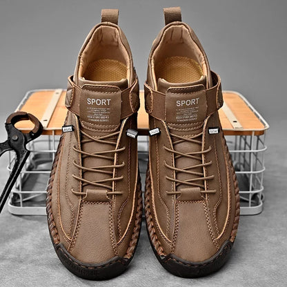 Achteraanzicht van de zwarte leren herensneakers, met focus op de robuuste zool en hiel.