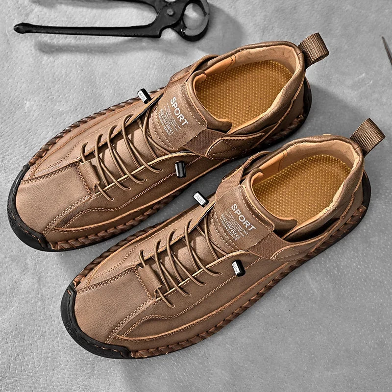 De rode leren herensneakers gedragen in een stedelijke omgeving, perfect voor de moderne man.