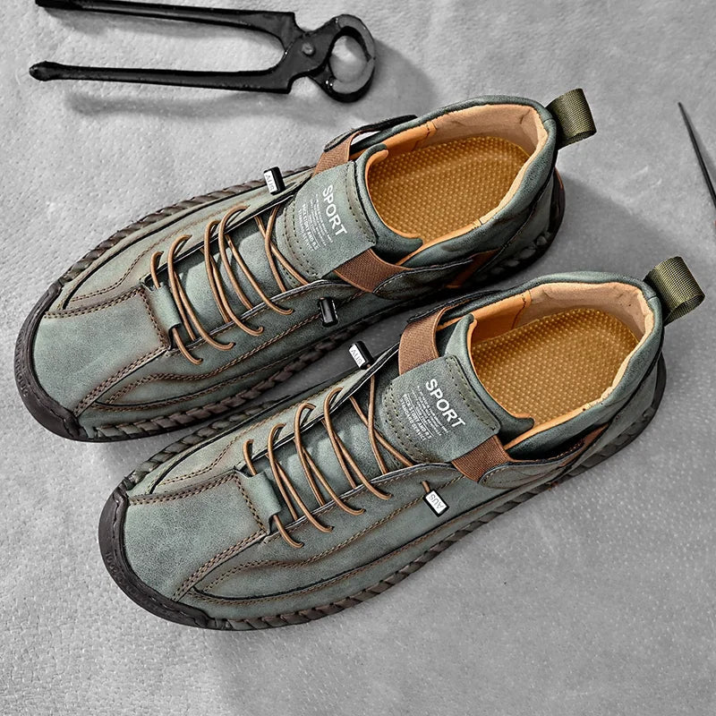 Close-up van het premium lederen bovenwerk van de marineblauwe herensneakers.