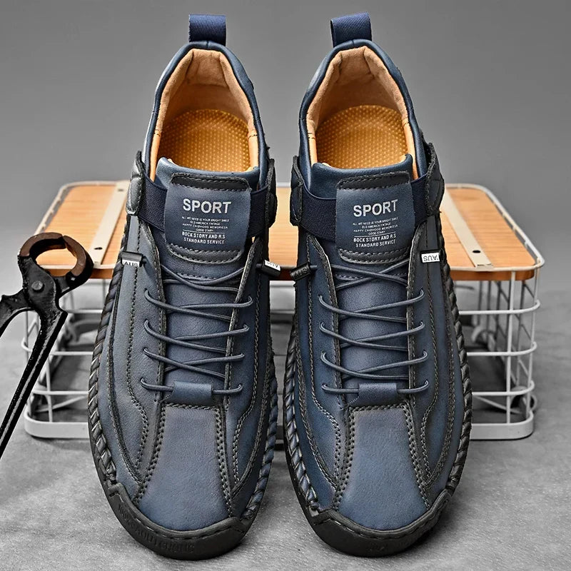 Witte leren herensneakers in een casual setting, benadrukt het tijdloze comfort.