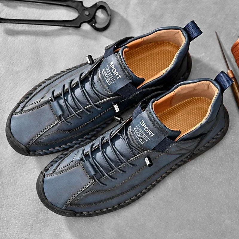 Groene leren herensneakers, gepresenteerd met een jeans voor een ontspannen look.