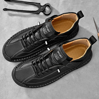 Close-up van de neus van de lichtblauwe leren herensneakers met subtiele details.