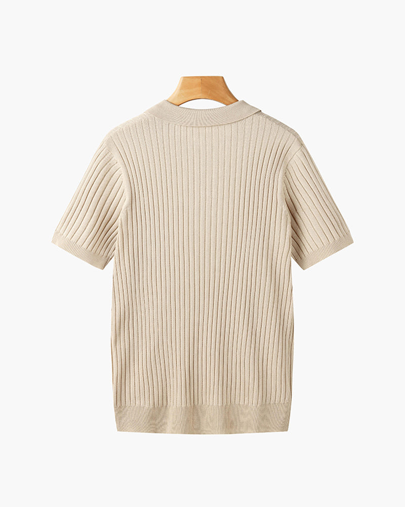 Model lachend, draagt het beige katoenmix poloshirt, gezicht en shirt in focus voor een vriendelijke uitstraling.