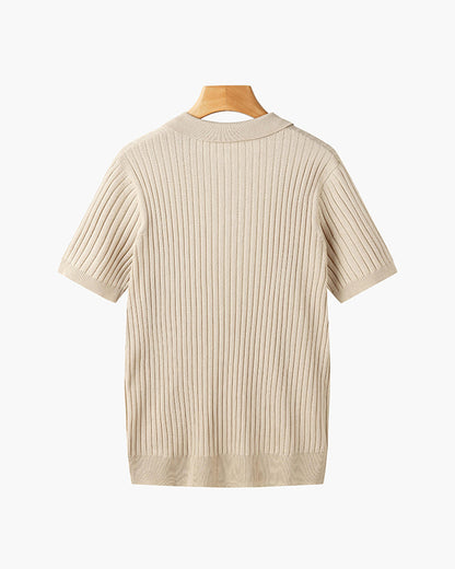 Model lachend, draagt het beige katoenmix poloshirt, gezicht en shirt in focus voor een vriendelijke uitstraling.