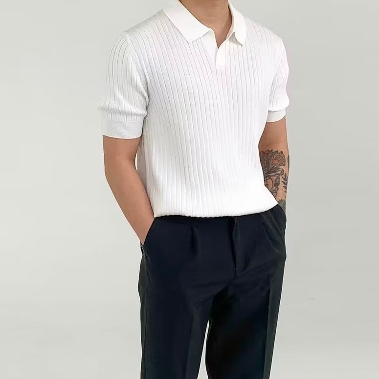 Wit V-hals poloshirt op een hanger, met focus op de algehele draperie en stofkwaliteit.
