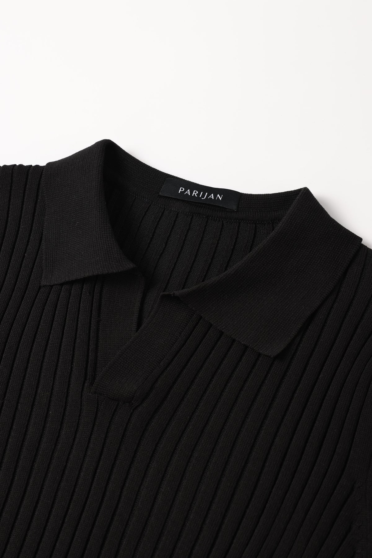 Beige V-hals poloshirt, detail van de rugzijde met de kraag en nekvorm, achterkant van het shirt.