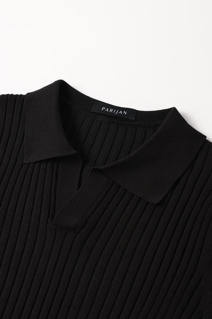 Beige V-hals poloshirt, detail van de rugzijde met de kraag en nekvorm, achterkant van het shirt.