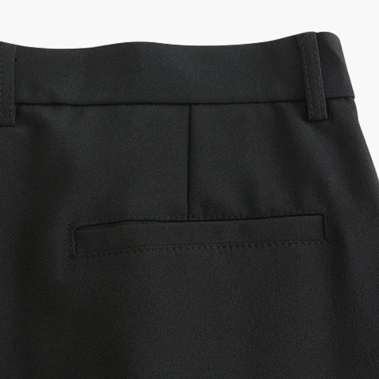 Vooraanzicht van een onberispelijke witte herenpantalon, gekenmerkt door scherpe vouwen en een cleane look.