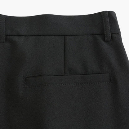 Vooraanzicht van een onberispelijke witte herenpantalon, gekenmerkt door scherpe vouwen en een cleane look.