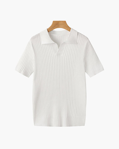 Detailopname van de V-hals en kraag van het zwarte katoenmix poloshirt, focus op afwerking.