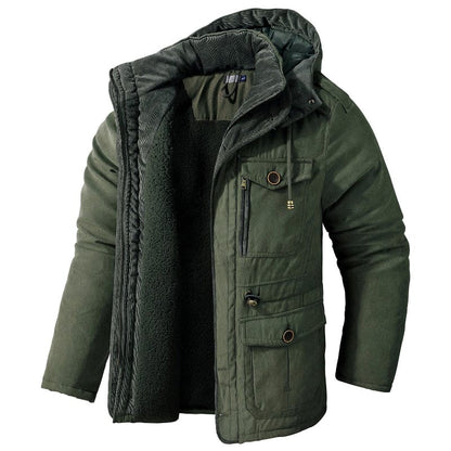 Een man draagt de Gijs winterjas in army green, staand in een stedelijke omgeving, perfect voor casual stijl.