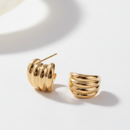 Gouden Oorbellen met Schelp Hanger - Zomerse Oorstekers Dames