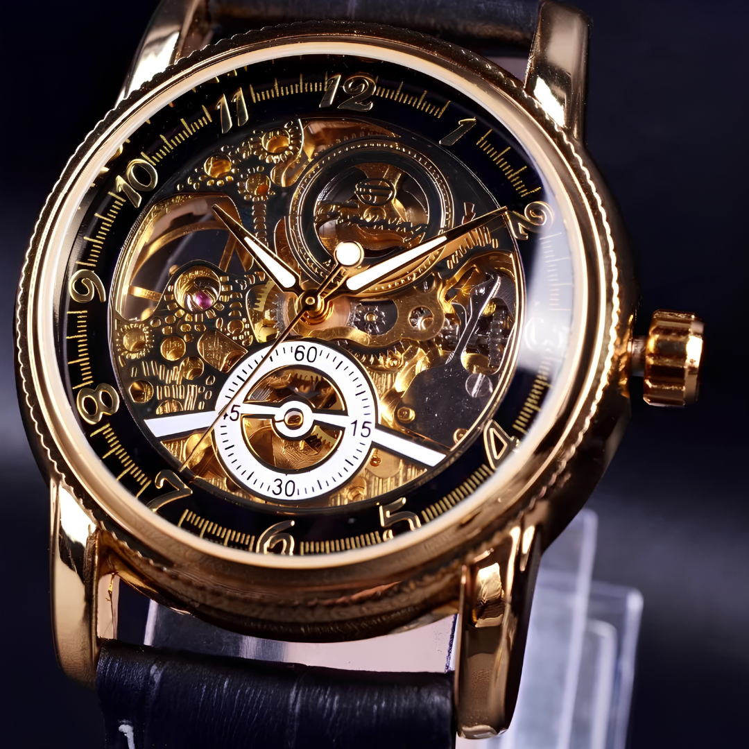 Detailopname van de opengewerkte skelet wijzerplaat van het Marius horloge, met de complexe tandwielen en veren in actie.