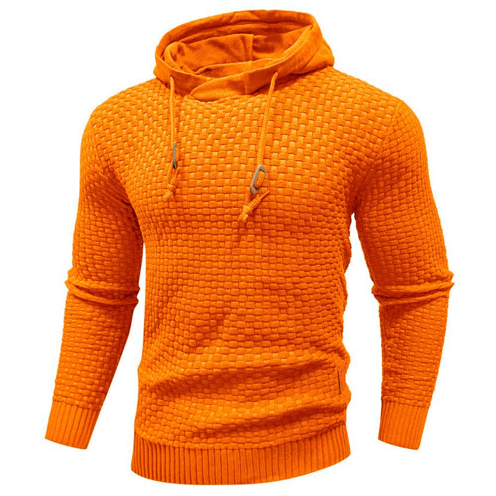 Oranje hoodie met lange mouwen, gedragen door een man in een ontspannen pose, ideaal voor vrije tijd.