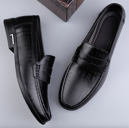 Veelzijdige bruine heren loafers in een casual stijl, geschikt voor diverse outfits, met een focus op de afwerking.