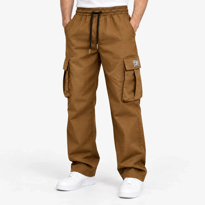Man met de bruine cargobroek heren tijdens een stedelijke wandeling, perfect voor weekenduitjes.