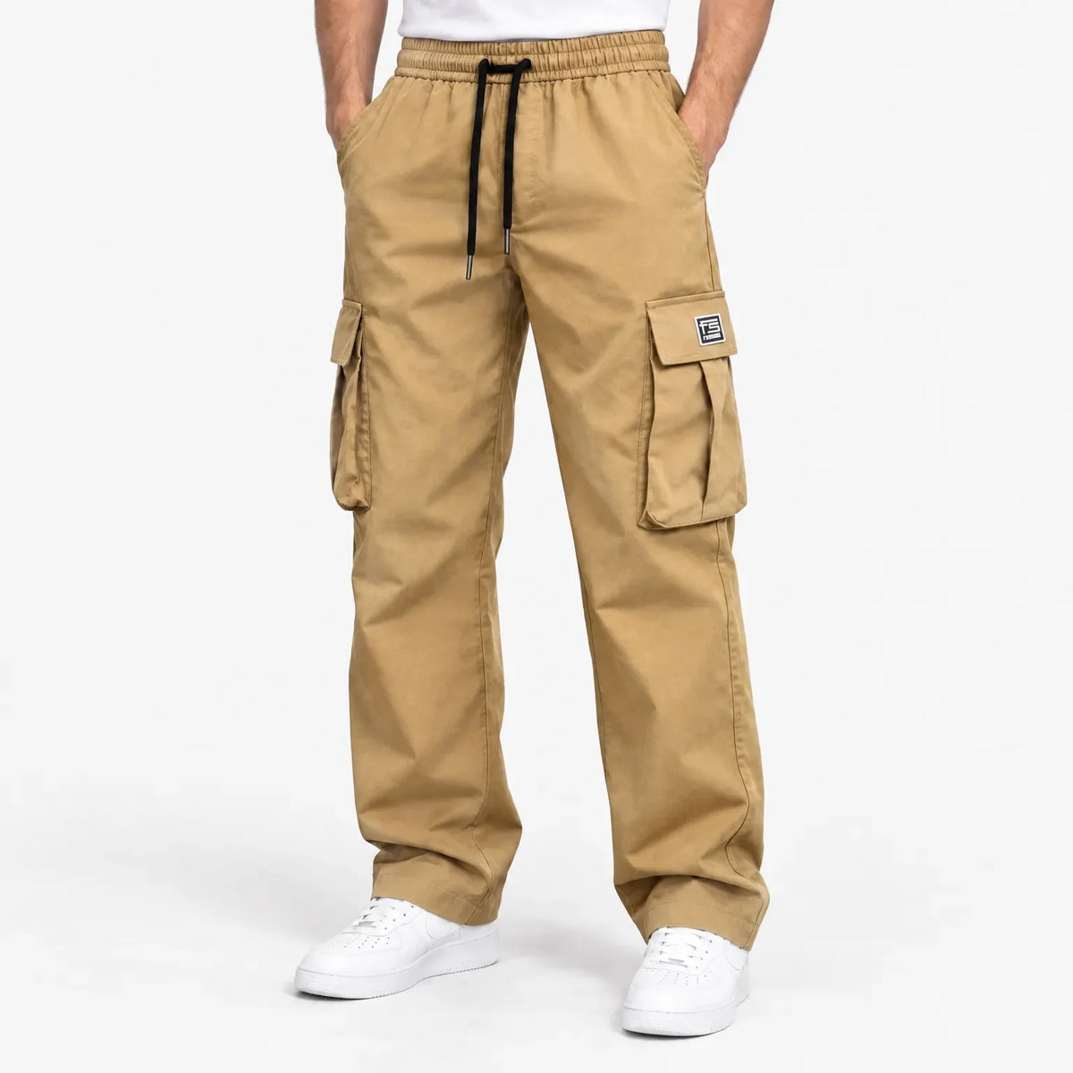 Man in een casual-chique setting, draagt de zwarte cargobroek heren voor een verzorgde urban uitstraling.