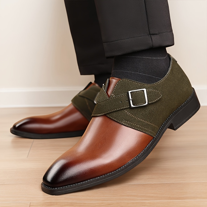 Close-up van de duurzame rubberen zool van de bruine loafers, toont de grip en kwaliteit.