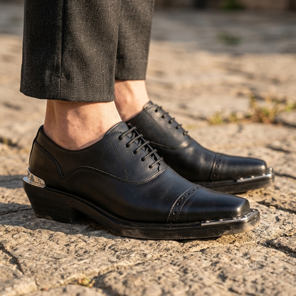 Detailopname van het hoogwaardige, glanzende leer en de precieze stiksels van de Casimir geklede herenschoenen.