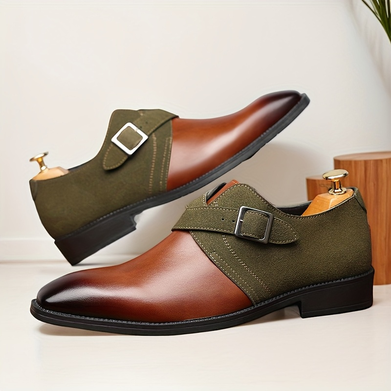 Detailopname van het gedempte voetbed in een bruine loafer, comfortabel en klaar voor dagelijks gebruik.