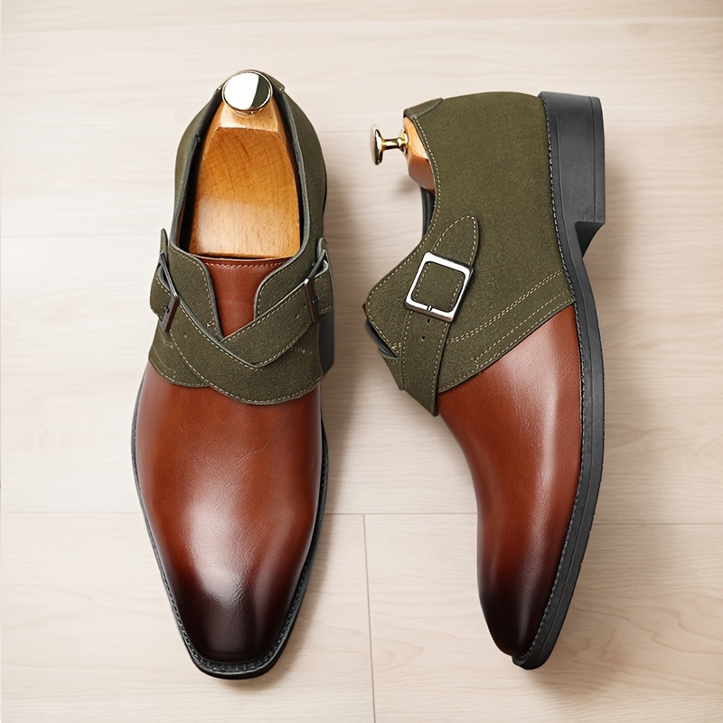 Een man draagt de zwarte Kiran heren loafers in een zakelijke setting, gecombineerd met een pantalon.