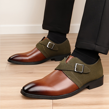 Bovenaanzicht van de bruine loafers, met de fijne stiksels en de combinatie van leer en suède.
