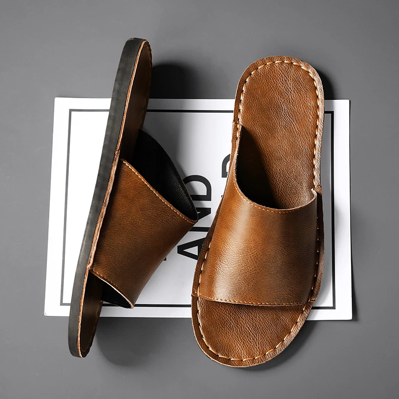 Detailfoto van de textuur van het echt leer van de sandalen, met subtiele nerf en glans.