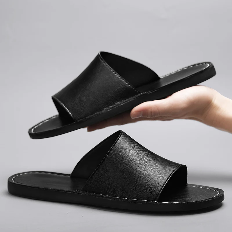 De binnenkant van de leren sandalen, tonend het comfortabele voetbed en merkdetails.