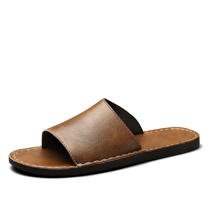 Close-up van de zool van de leren sandalen, met het antislip profiel voor extra grip.