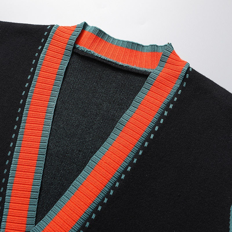Man die de Casimir cardigan in grijs draagt in een ontspannen setting, leunend tegen een muur, benadrukt de veelzijdigheid.