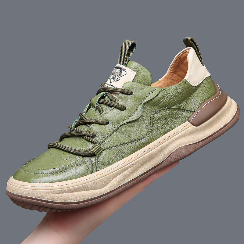 Close-up van het zacht gewatteerde enkelgebied van de zwarte premium sneakers, voor optimaal comfort tijdens het dragen.