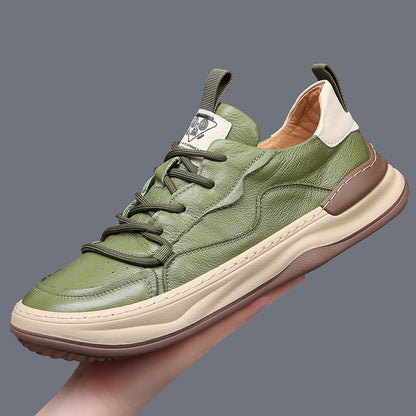 Close-up van het zacht gewatteerde enkelgebied van de zwarte premium sneakers, voor optimaal comfort tijdens het dragen.