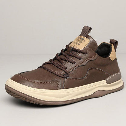 Zwarte premium herensneakers, gecombineerd met een nette broek, bewijzend de veelzijdigheid voor formelere settings en evenementen.