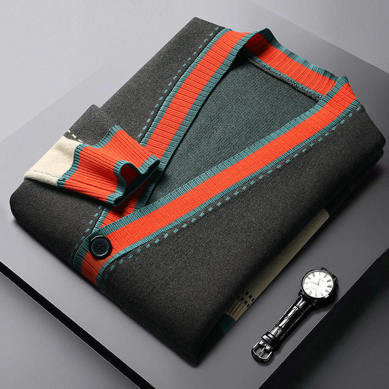 Detailopname van de duurzame knopen en de contrasterende biezen op de revers van de Casimir cardigan in het zwart.